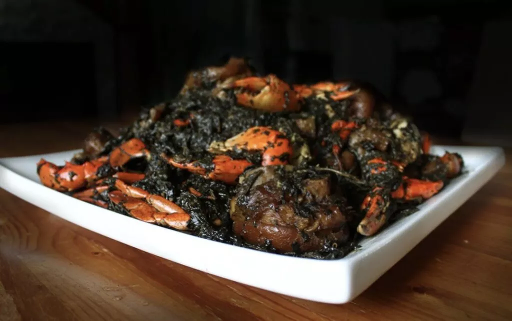 Receta de Lalo Haitiano: Un plato tradicional y sabroso hecho con hojas de lalo, cerdo y cangrejo.